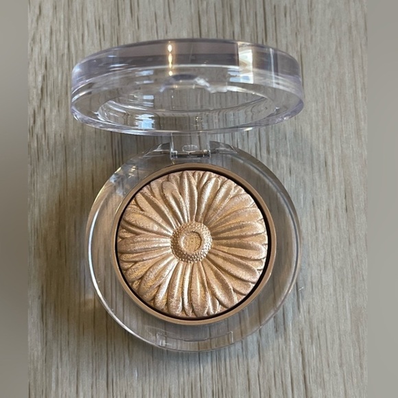 Clinique • Cheek Pop Highlighter in Gold Celebration Pop - Picture 2 of 8